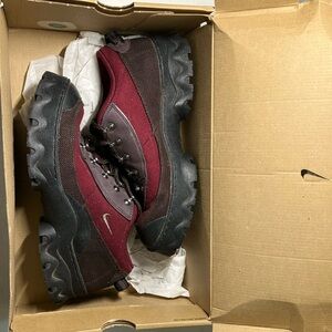 Size 8.5 men’s (10 women’s) Nike Lahars in Red & Brown, barely worn